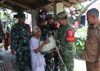 Aksi Sosial TMMD ke-127 Kediri: Dansatgas Salurkan Sembako bagi Penerima Manfaat Rutilahu
