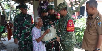 Aksi Sosial TMMD ke-127 Kediri: Dansatgas Salurkan Sembako bagi Penerima Manfaat Rutilahu