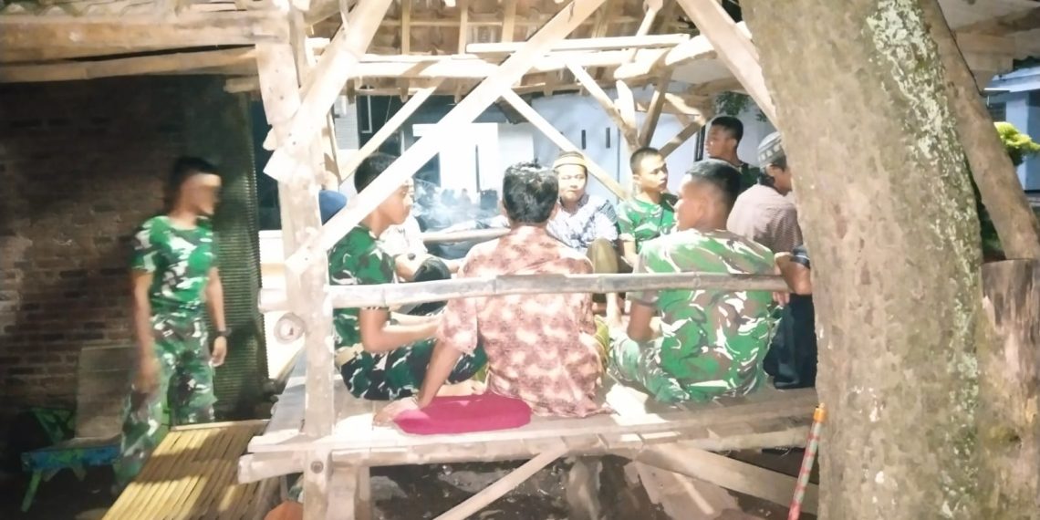 Jaga Keamanan Desa, Satgas TMMD ke-127 Kediri Ikut Ronda Malam Bersama Warga Puncu