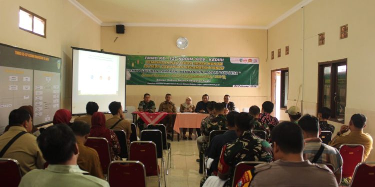 Perkuat Ketahanan Sosial, Satgas TMMD ke-127 Kediri Gelar Penyuluhan Hukum di Desa Gadungan