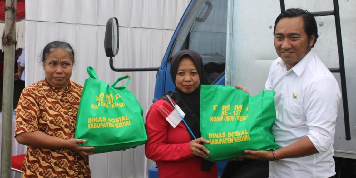 Sinergi TMMD ke-127 Kediri: 300 Warga dari Tiga Kecamatan Terima Bantuan Sembako