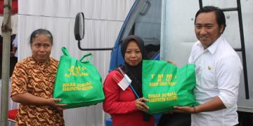 Sinergi TMMD ke-127 Kediri: 300 Warga dari Tiga Kecamatan Terima Bantuan Sembako