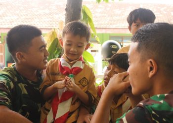 Potret Humanis TMMD ke-127: Prajurit Kodim Kediri Berbagi Keceriaan Bersama Anak-Anak Desa Gadungan