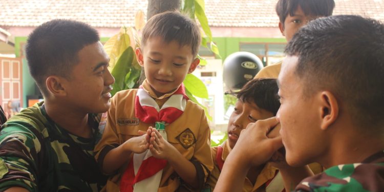 Potret Humanis TMMD ke-127: Prajurit Kodim Kediri Berbagi Keceriaan Bersama Anak-Anak Desa Gadungan