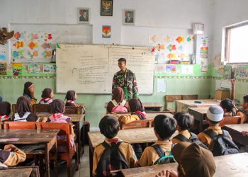 Tanamkan Nasionalisme Sejak Dini, Satgas TMMD Beri Pembekalan Wawasan Kebangsaan di MI Al-Munir