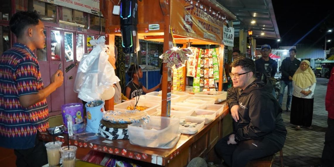 Blusukan Kuliner di Pasar Wates, Mas Dhito Sambangi Rumah Pedagang dan Beri Bantuan Perbaikan