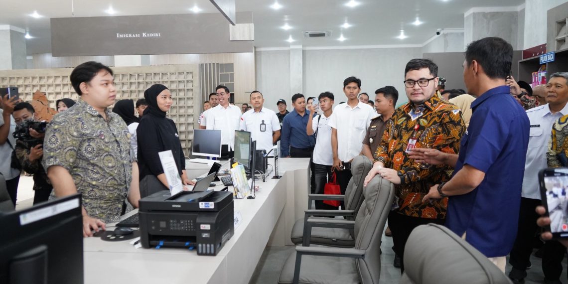 Setahun Mas Dhito Pimpin Kediri: Hadapi Efisiensi dan Kerusuhan dengan Inovasi Pelayanan Publik