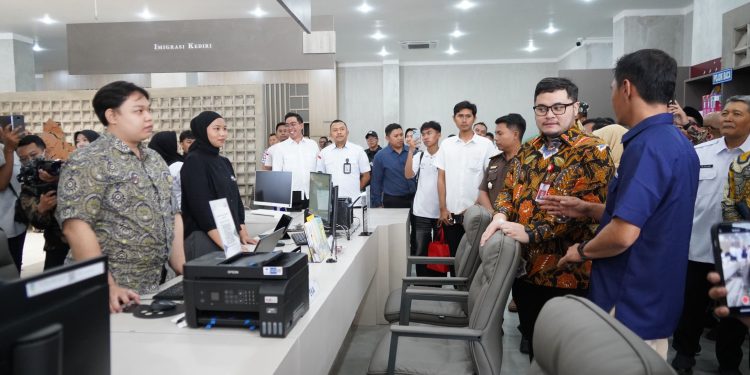 Setahun Mas Dhito Pimpin Kediri: Hadapi Efisiensi dan Kerusuhan dengan Inovasi Pelayanan Publik