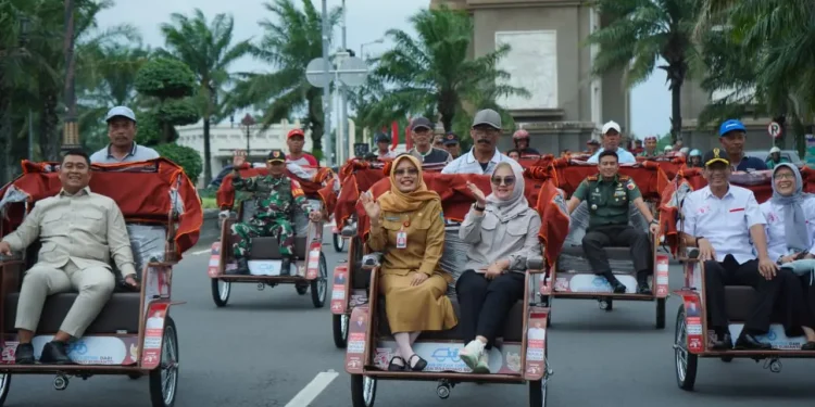 Ringankan Beban Lansia, 200 Pengayuh Becak di Kediri Terima Bantuan Becak Listrik dari Presiden