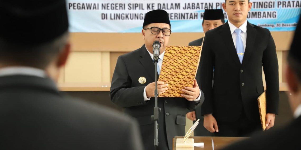 Bupati Jombang Warsubi Lantik 13 Pejabat ASN di Pendopo Kabupaten