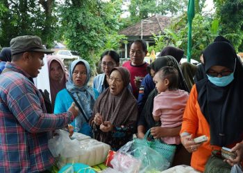 Ringankan Beban Warga saat Ramadan, Pemkab Kediri Gelar Pasar Murah dan Bagi Sembako di Kandat