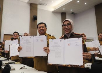 Kejati Jatim dan Pemprov Jatim Tandatangani MoU Penerapan Pidana Kerja Sosial