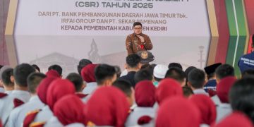 Bupati Kediri Salurkan 126 Laptop CSR untuk Siswa SMA Dharma Wanita, Targetkan 50 Persen Lolos PTN