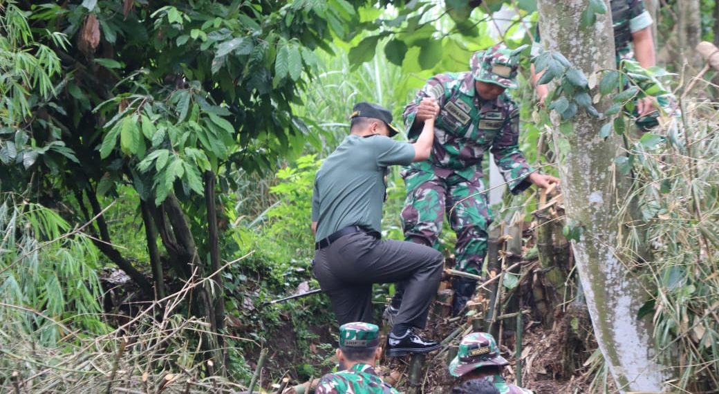Dandim 0809/Kediri Tinjau Pembangunan Jembatan Gantung Garuda Penghubung Desa Keling–Klampisan