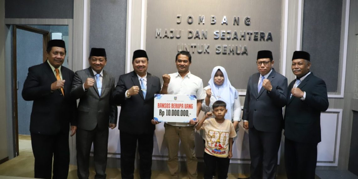 Bupati Jombang Lepas Satu Keluarga Transmigran ke Halmahera Tengah