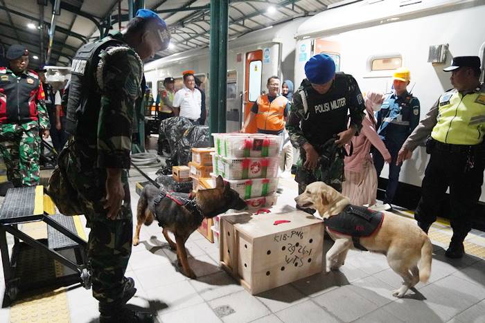 KAI Daop 7 Madiun Gandeng Polisi Militer Gelar Inspeksi Pengamanan KA Parcel di Masa Nataru