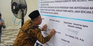 Wabup Jombang Dukung Deklarasi Sekolah Ramah Anak dan Launching Program Fashta di MTs Madrasatul Qur’an Tebuireng