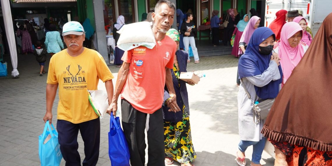 Pemkab Kediri dan PKK Gelar Pasar Murah, Bagikan 200 Paket Sembako di Desa Canggu