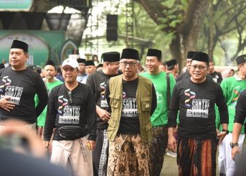 Ribuan Santri Meriahkan Jalan Sehat Sarungan di Kediri, Gus Qowim Teguhkan Semangat Hari Santri Nasional 2025