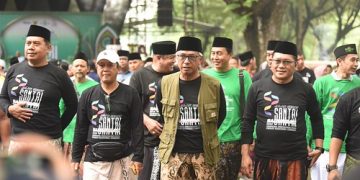 Ribuan Santri Meriahkan Jalan Sehat Sarungan di Kediri, Gus Qowim Teguhkan Semangat Hari Santri Nasional 2025