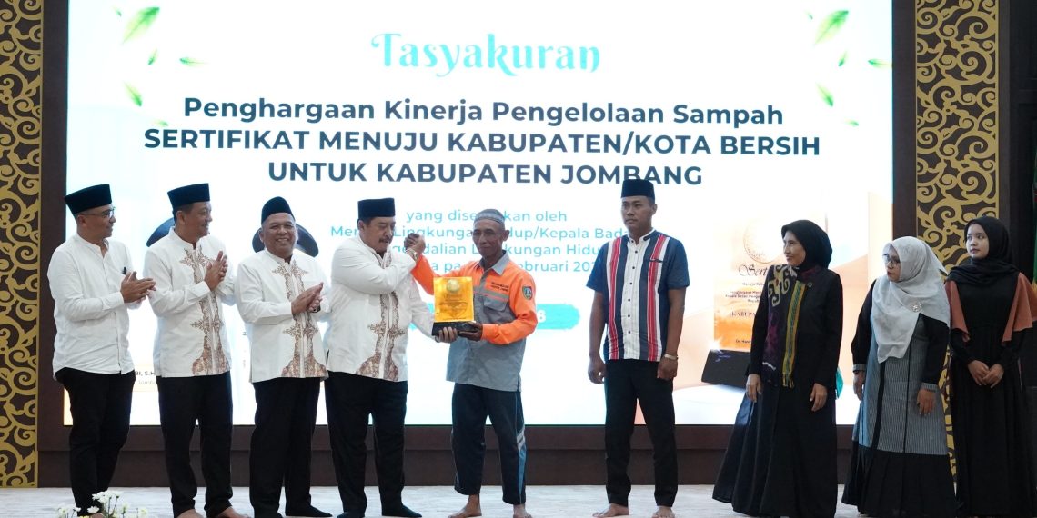 Jombang Raih Penghargaan Pengelolaan Sampah Nasional, Abah Warsubi Beri Hadiah Umrah untuk Pasukan Kuning