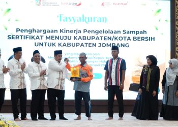 Jombang Raih Penghargaan Pengelolaan Sampah Nasional, Abah Warsubi Beri Hadiah Umrah untuk Pasukan Kuning