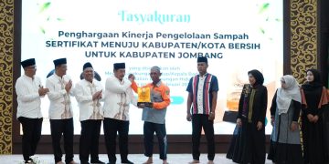 Jombang Raih Penghargaan Pengelolaan Sampah Nasional, Abah Warsubi Beri Hadiah Umrah untuk Pasukan Kuning