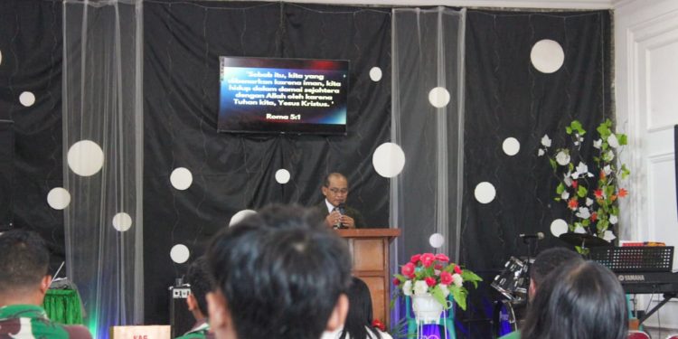 Wujud Toleransi TMMD ke-127: Personel Kodim Kediri Ibadah Bersama Jemaat GPdI Desa Gadungan