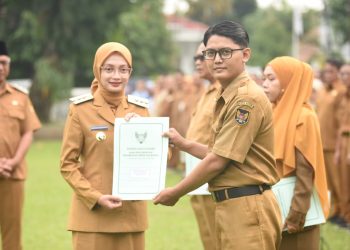 Serahkan SK Kenaikan Pangkat 76 ASN, Wali Kota Vinanda Tekankan Integritas Layanan Selama Ramadan