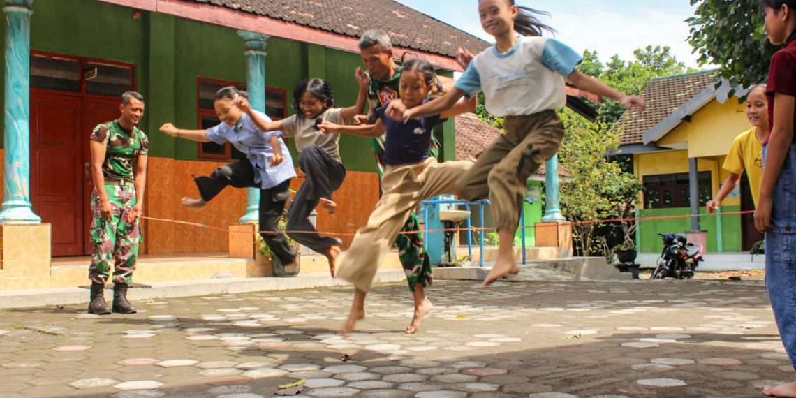 Lestarikan Budaya Lokal, Satgas TMMD ke-127 Ajak Siswa SDN 3 Gadungan Main Kelereng hingga Engklek