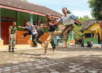 Lestarikan Budaya Lokal, Satgas TMMD ke-127 Ajak Siswa SDN 3 Gadungan Main Kelereng hingga Engklek