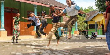 Lestarikan Budaya Lokal, Satgas TMMD ke-127 Ajak Siswa SDN 3 Gadungan Main Kelereng hingga Engklek