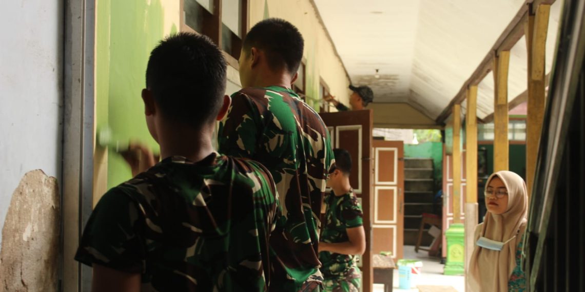 Percantik Fasilitas Pendidikan, Satgas TMMD ke-127 Cat Ulang Bangunan MI Al Munir Desa Gadungan