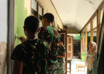 Percantik Fasilitas Pendidikan, Satgas TMMD ke-127 Cat Ulang Bangunan MI Al Munir Desa Gadungan