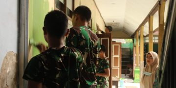 Percantik Fasilitas Pendidikan, Satgas TMMD ke-127 Cat Ulang Bangunan MI Al Munir Desa Gadungan