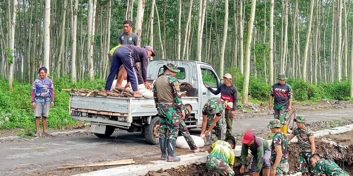 Respons Cepat Cuaca Ekstrem, Satgas TMMD ke-127 Bersihkan Material Lumpur di Desa Gadungan