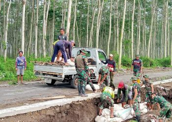 Respons Cepat Cuaca Ekstrem, Satgas TMMD ke-127 Bersihkan Material Lumpur di Desa Gadungan