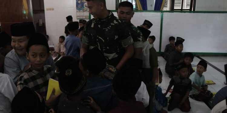 Pererat Silaturahmi, Satgas TMMD ke-127 Gelar Safari Ramadan di Masjid Al Munir Desa Gadungan