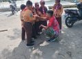 Hangatnya Interaksi Satgas TMMD ke-127 dengan Siswa SDN Gadungan 4 di Sela Pengerjaan Sekolah