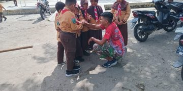 Hangatnya Interaksi Satgas TMMD ke-127 dengan Siswa SDN Gadungan 4 di Sela Pengerjaan Sekolah