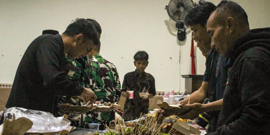 Perkuat Kemanunggalan, Satgas TMMD ke-127 Gelar Buka Puasa Bersama Warga Gadungan