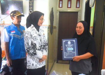 Aksi Nyata Mbak Wali: Sambangi Warga Semampir, Serahkan Sembako hingga Tebus Ijazah yang Tertahan
