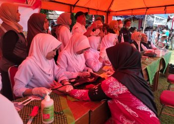 Sinergi TMMD 127 Kediri, Ratusan Warga Desa Gadungan Serbu Layanan Katarak Gratis
