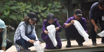 Lestarikan Ekosistem Lokal, Mbak Wali Tebar 13.100 Benih Ikan Endemik di Sumber Banteng