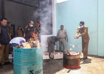Cegah Peredaran Ilegal, Pemkot Kediri Musnahkan Puluhan Ribu Batang Rokok Hasil Pelatihan DBHCHT
