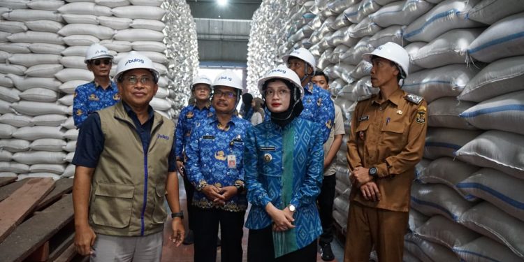 Sidak Gudang Bulog dan Pangkalan LPG, Mbak Wali Jamin Stok Pangan Kediri Aman 25 Bulan ke Depan