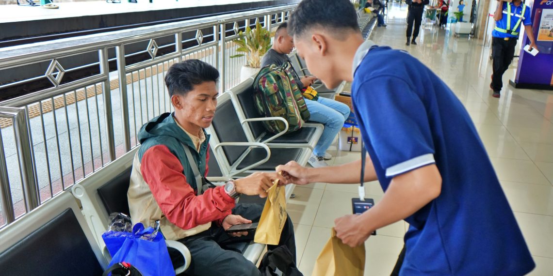 Manjakan Pemudik, KAI Daop 7 Madiun Bagikan Ratusan Paket Takjil Gratis di Stasiun