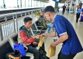 Manjakan Pemudik, KAI Daop 7 Madiun Bagikan Ratusan Paket Takjil Gratis di Stasiun