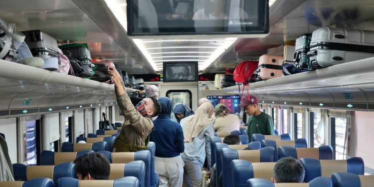 Sediakan 264 Perjalanan KA Jarak Jauh, Daop 7 Madiun Catat Ratusan Ribu Pemudik Mulai Padati Stasiun