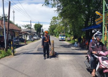 Cegah Truk Tronton Melintas, KAI Daop 7 Madiun Pasang Patok Pembatas di Perlintasan Jati Pelem Jombang